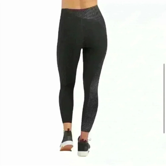 NWT  SPANX Every.Wear Asymmetrical
Reflective 7/8 Leggings size L - Picture 3 of 5